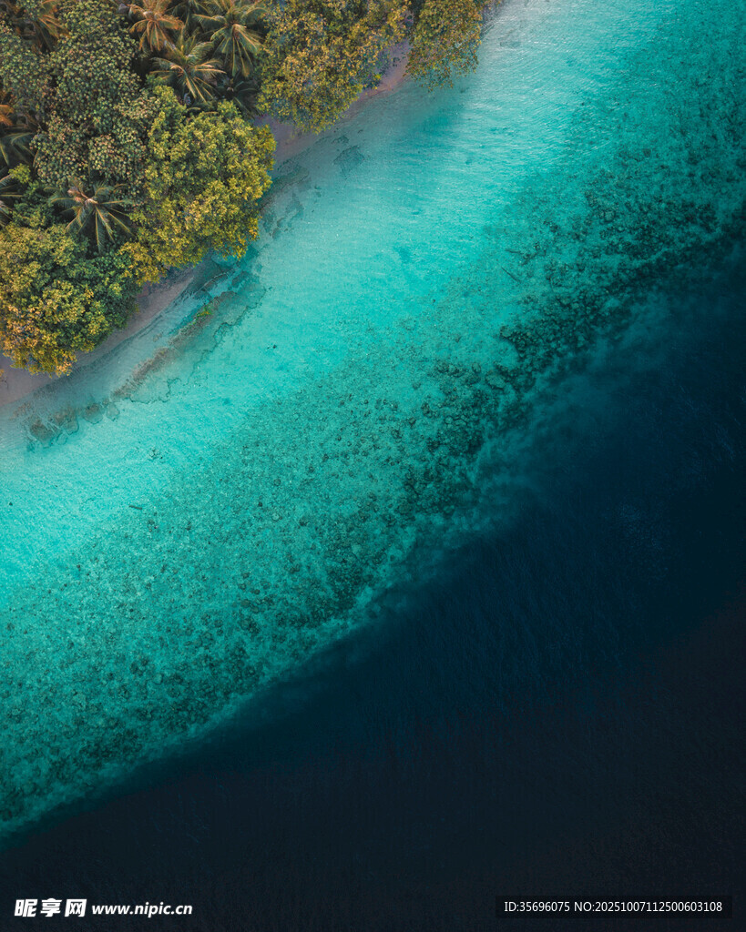 俯瞰清澈碧蓝的海岛水域