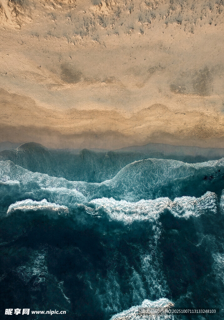 汹涌海浪与壮丽天空景观