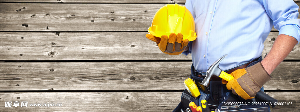 手持安全帽的建筑工人