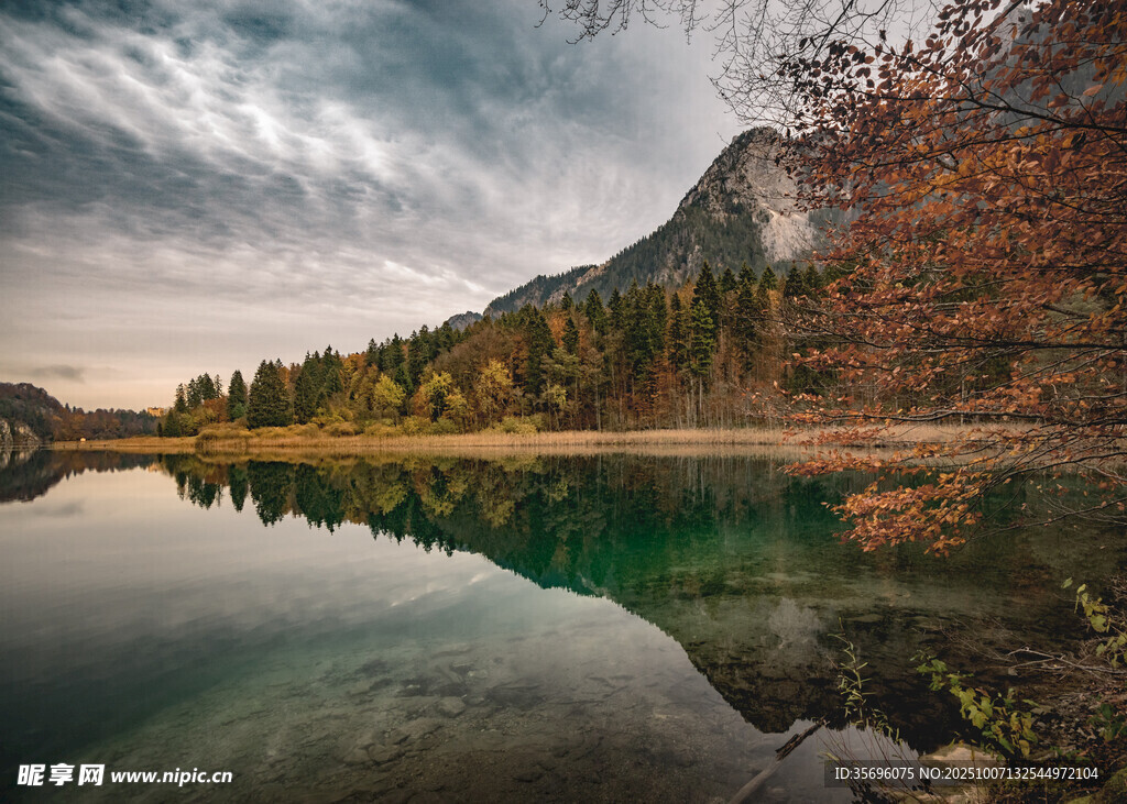 秋日山间静谧湖景