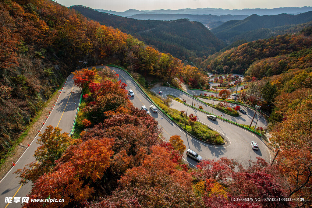 秋日山间公路绚丽风光