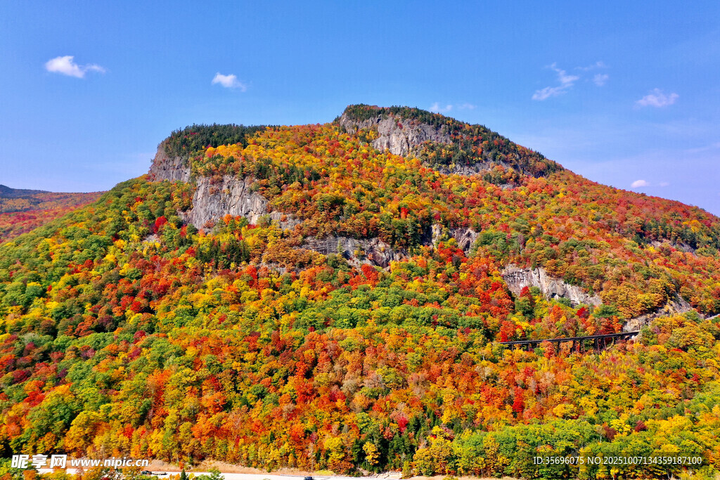 秋日山峦斑斓美景