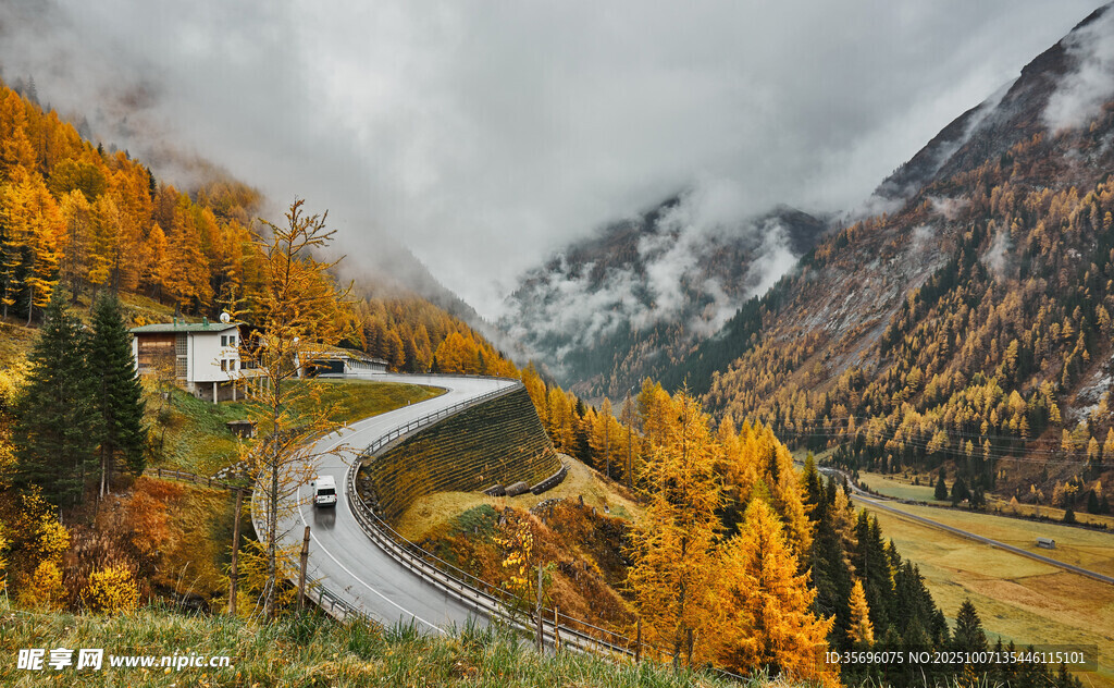 秋日山间蜿蜒公路美景