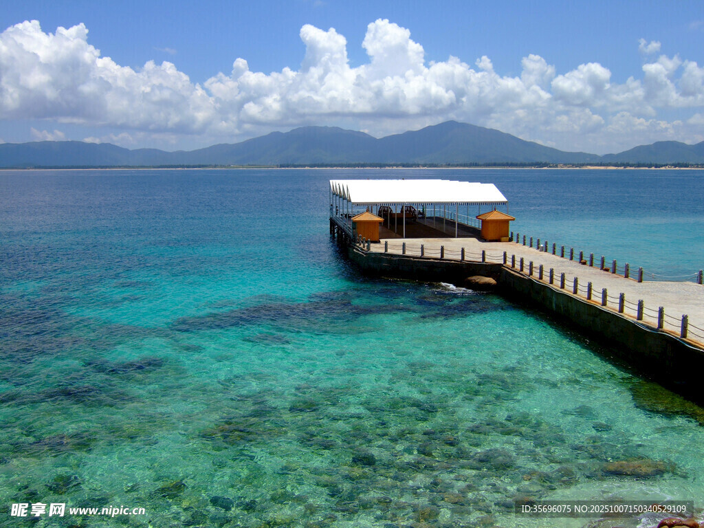 海边栈桥碧海蓝天美景