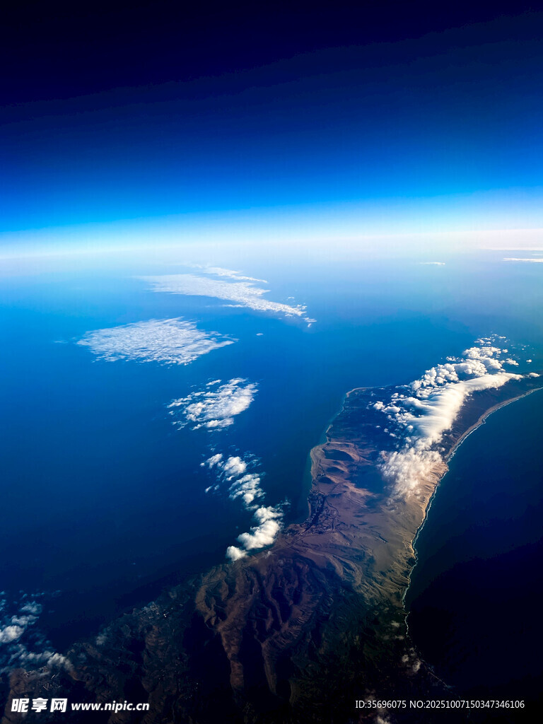 高空俯瞰壮丽海岸线