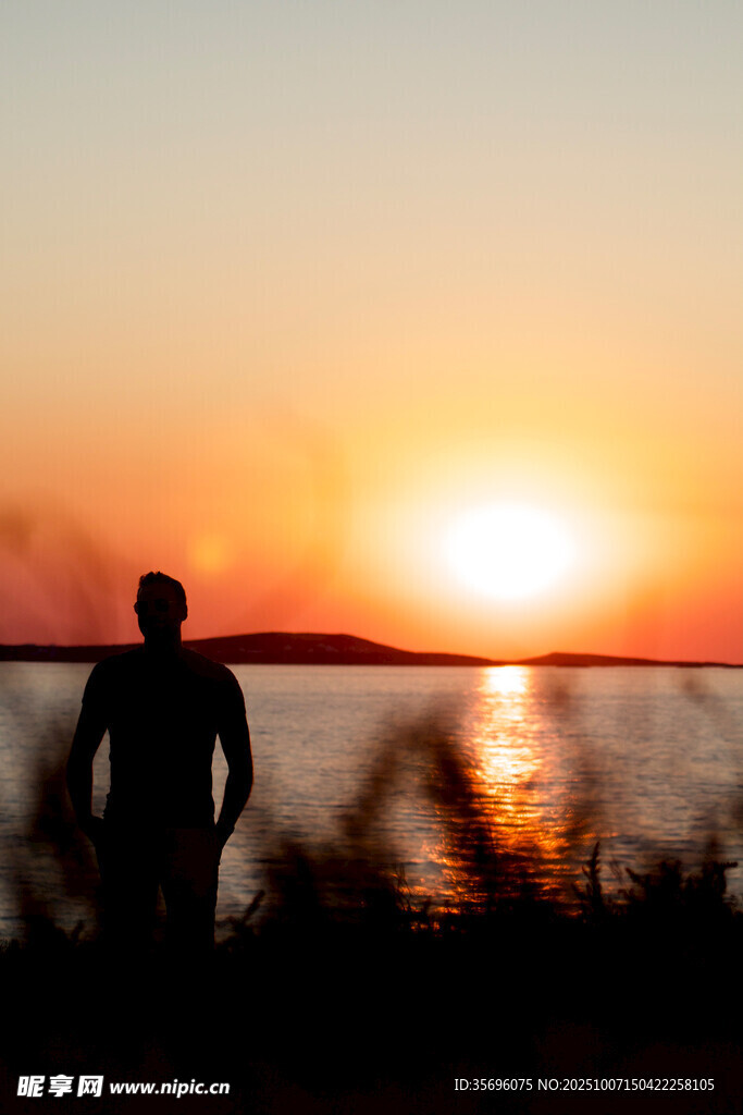 夕阳下的海边独行者