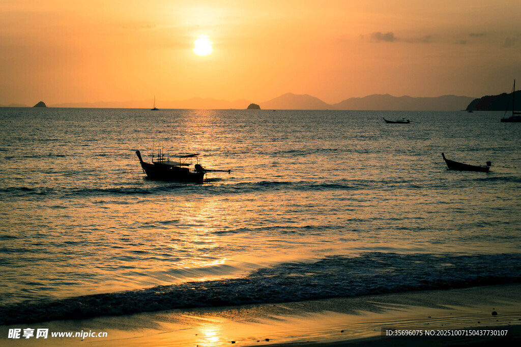 夕阳下的海上渔船美景