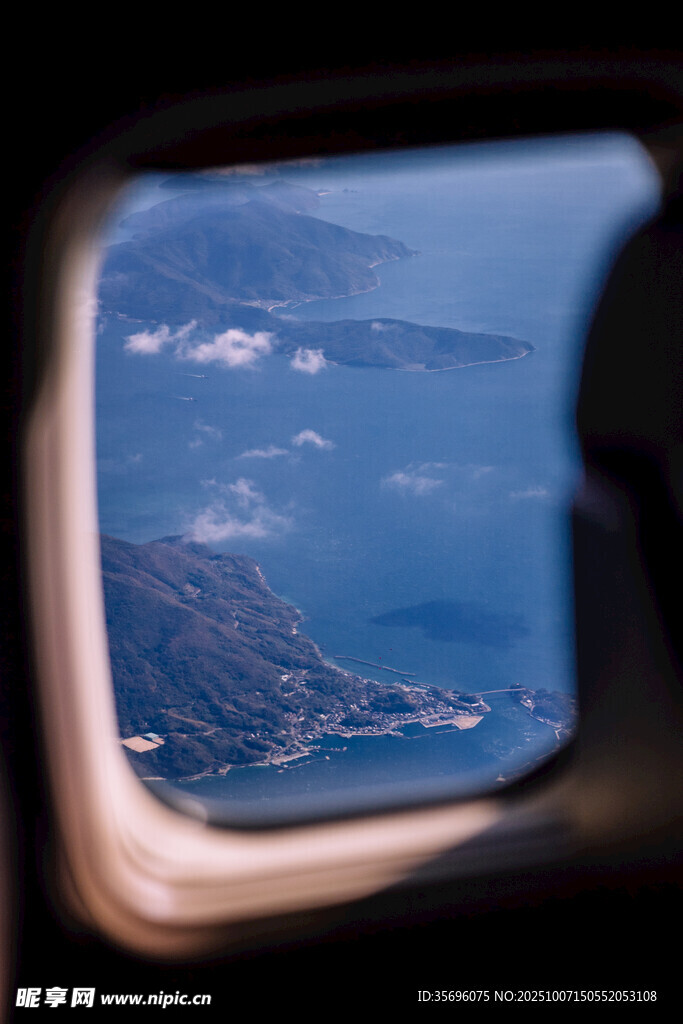 飞机窗外的山海美景