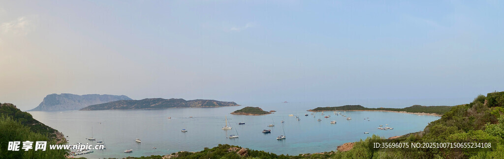 海边美景青山环绕的水域