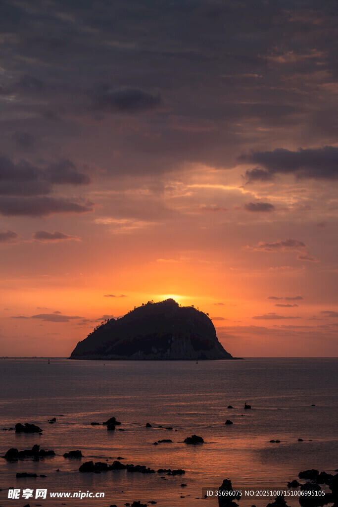 海上落日中的孤岩美景