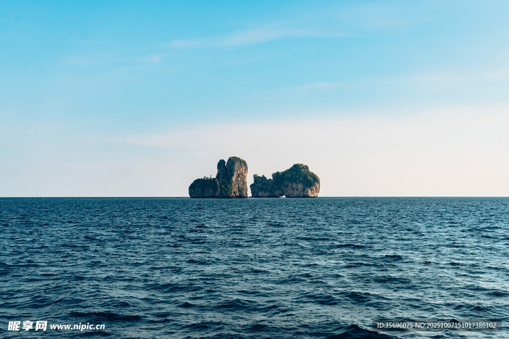 海上孤岩景观