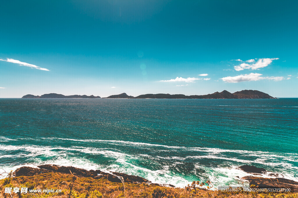 壮丽海景海浪拍击岩石