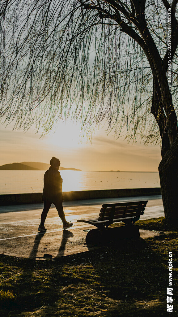 夕阳下湖畔的独行者