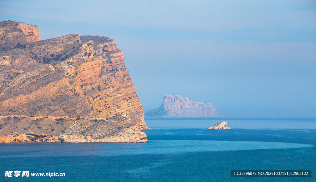 海边壮丽悬崖与辽阔海景