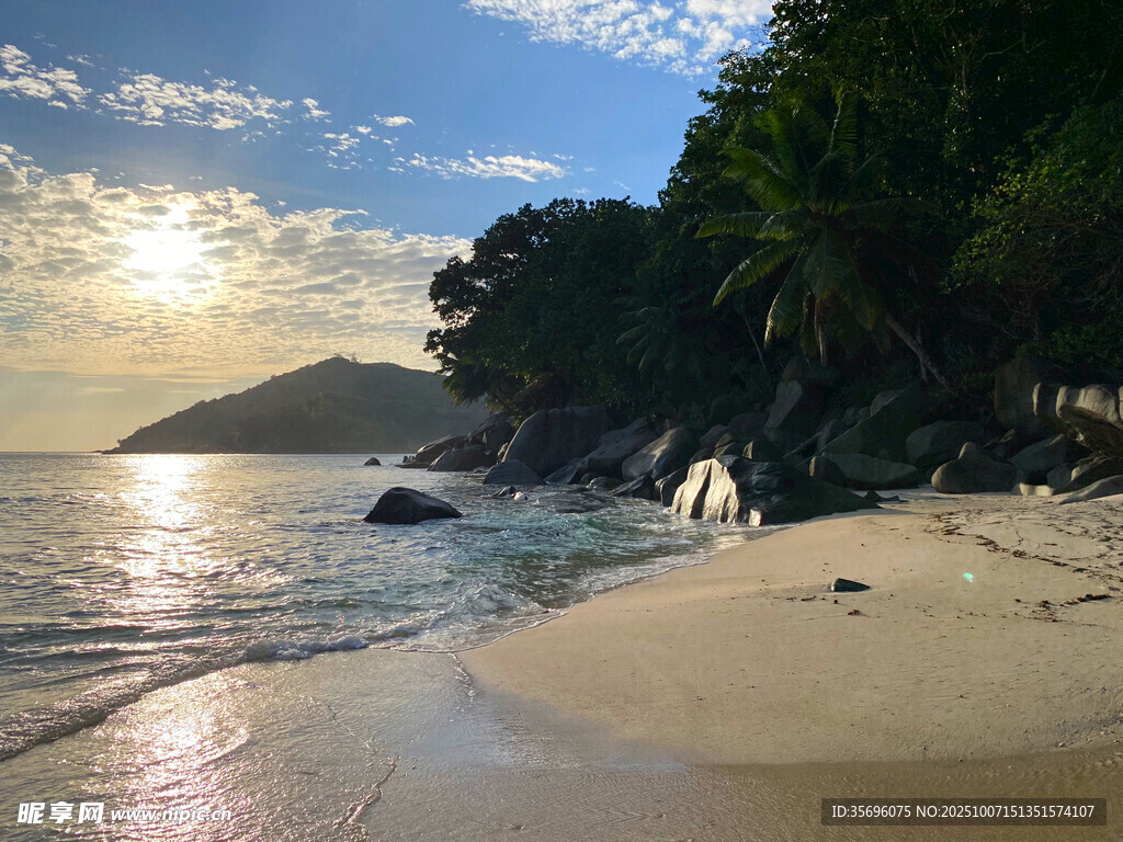 夕阳下的美丽海滩风光