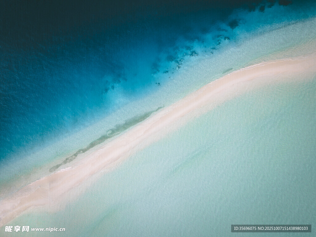 梦幻蓝绿渐变海岸线美景