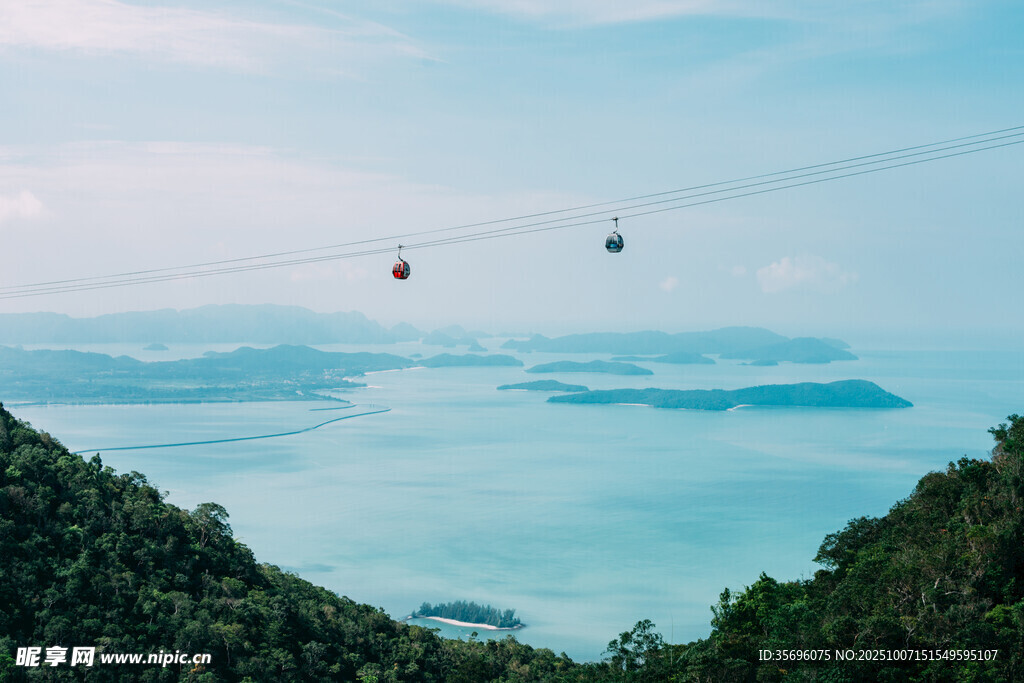 山海间的空中缆车美景