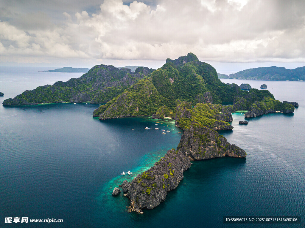 海上葱郁岛屿风光
