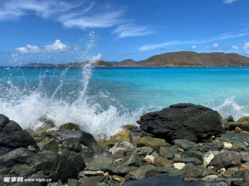 海边礁石与翻涌海浪景观