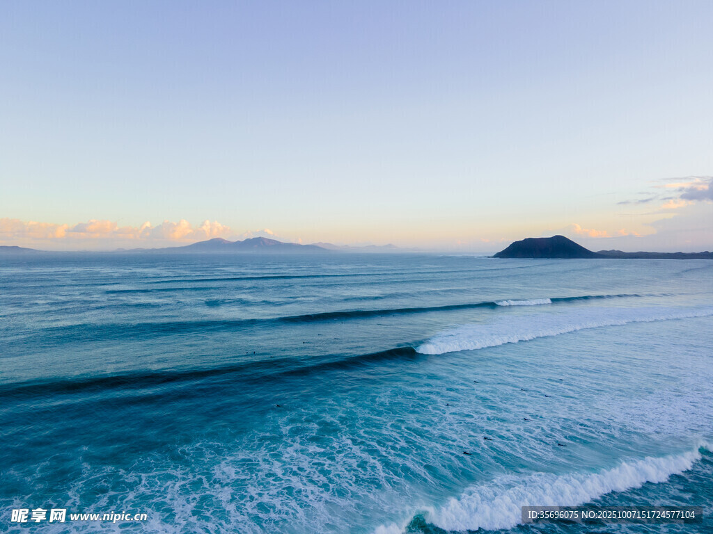 海边美景海浪与远山相映