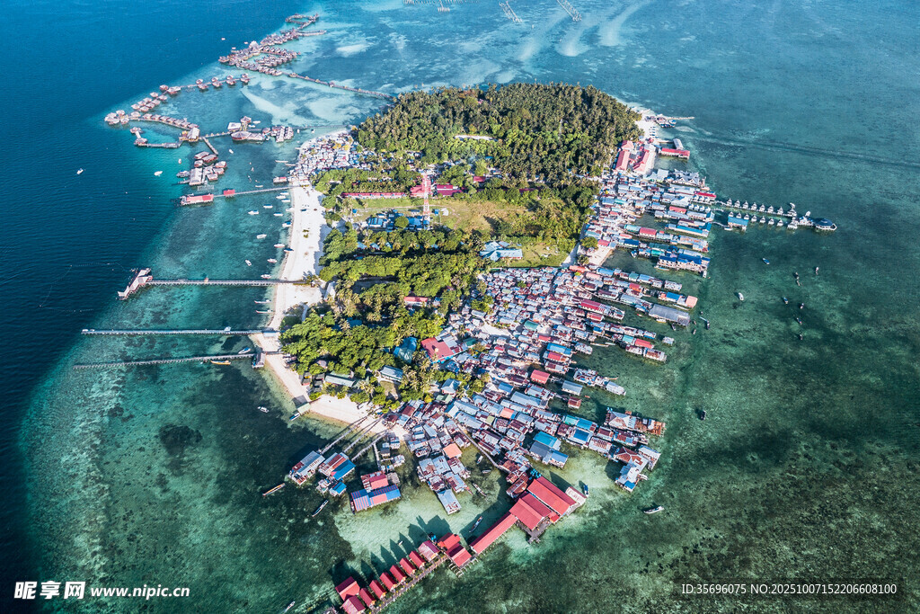 海上小岛渔村全景