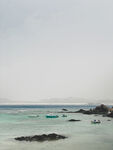 宁静海景中的几叶扁舟