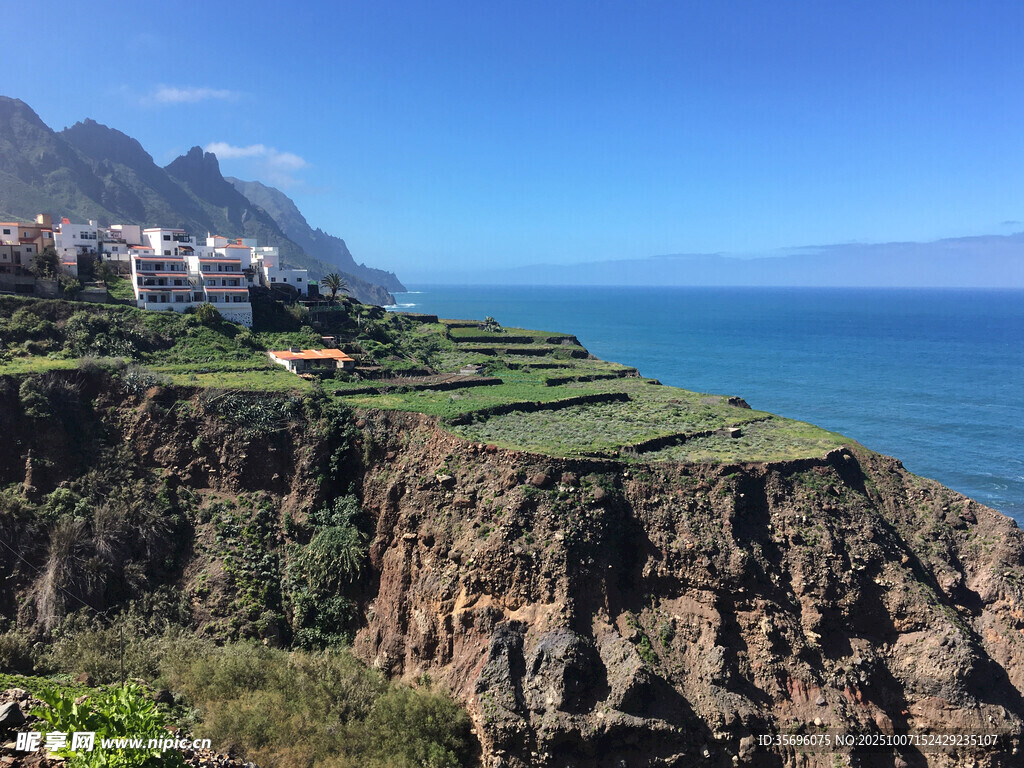 悬崖边的海景与山间建筑