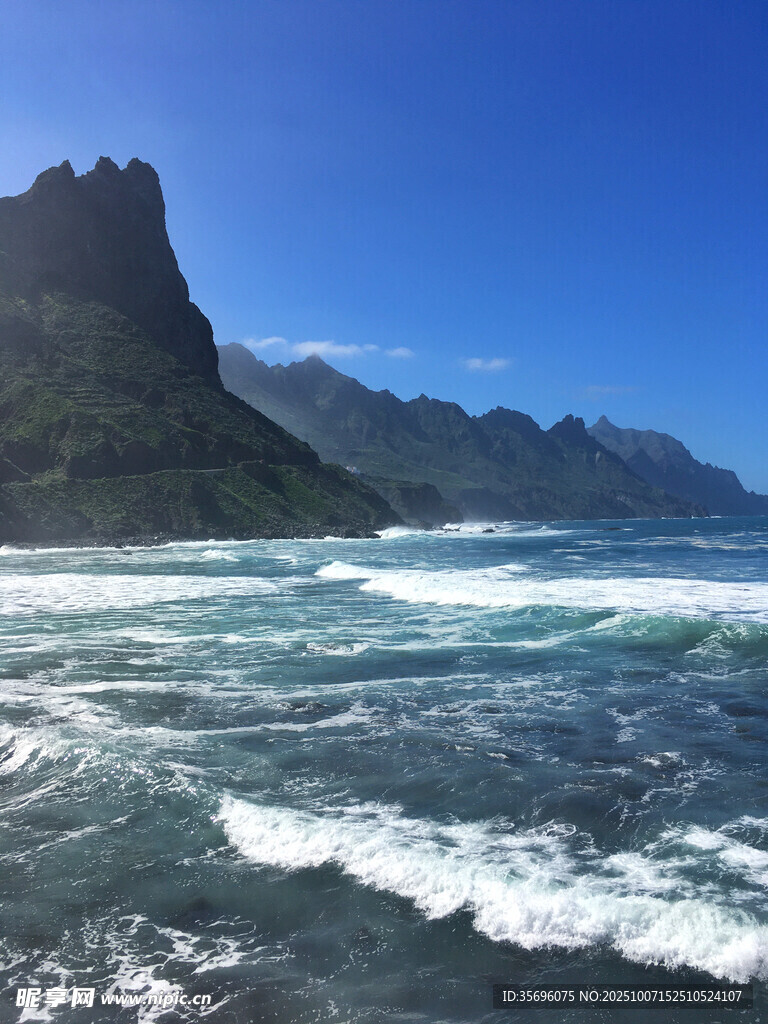 海边壮丽山景与翻涌海浪