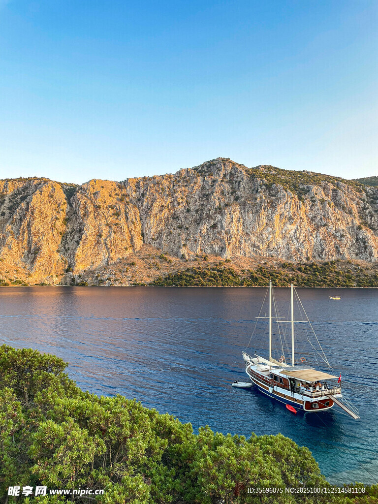 海上帆船伴青山美景