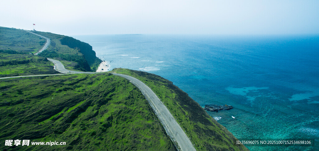 海岸蜿蜒公路绿意盎然