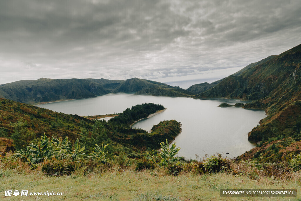 山间湖泊美景