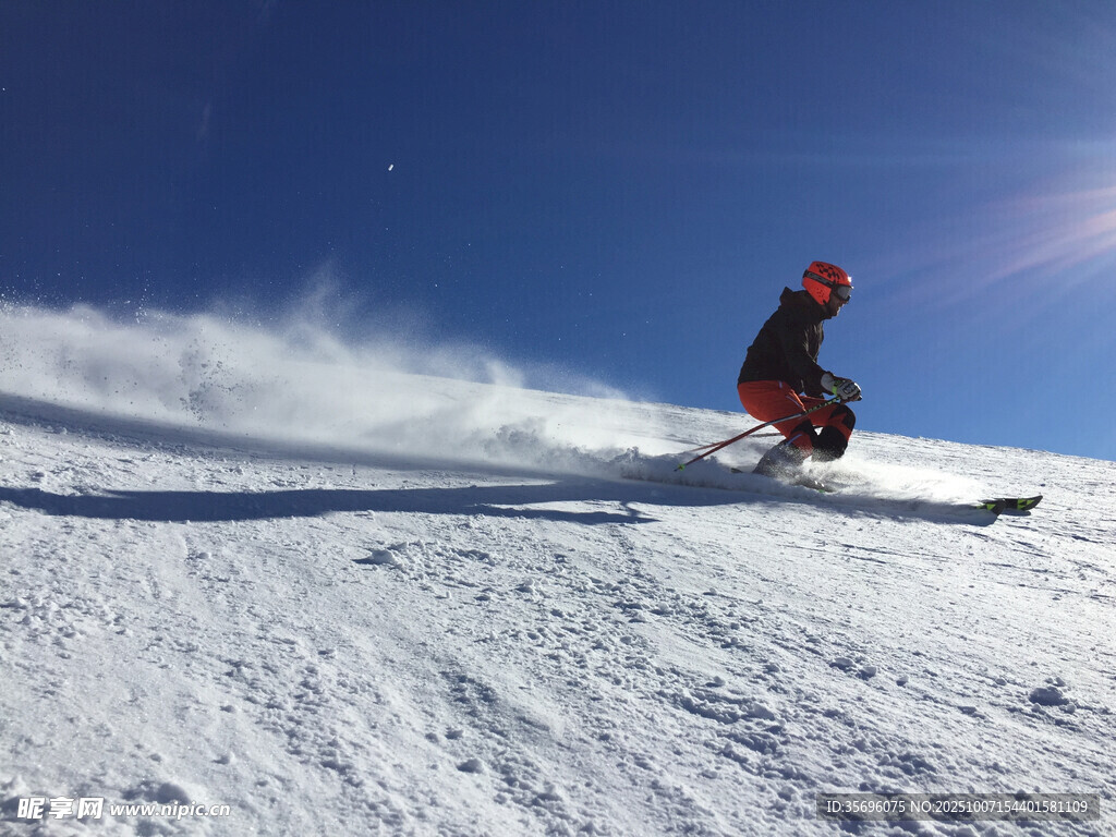 滑雪者在雪坡飞驰