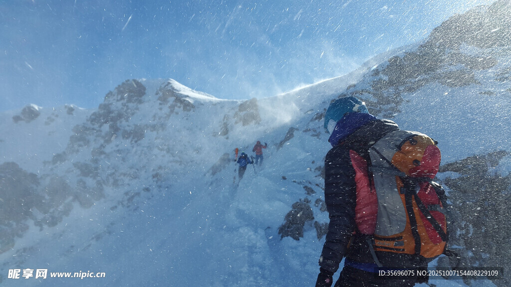 攀登雪山的坚毅身影