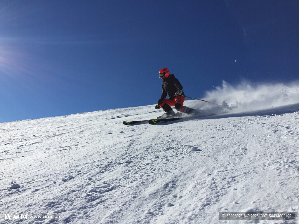 滑雪者在雪坡上飞驰