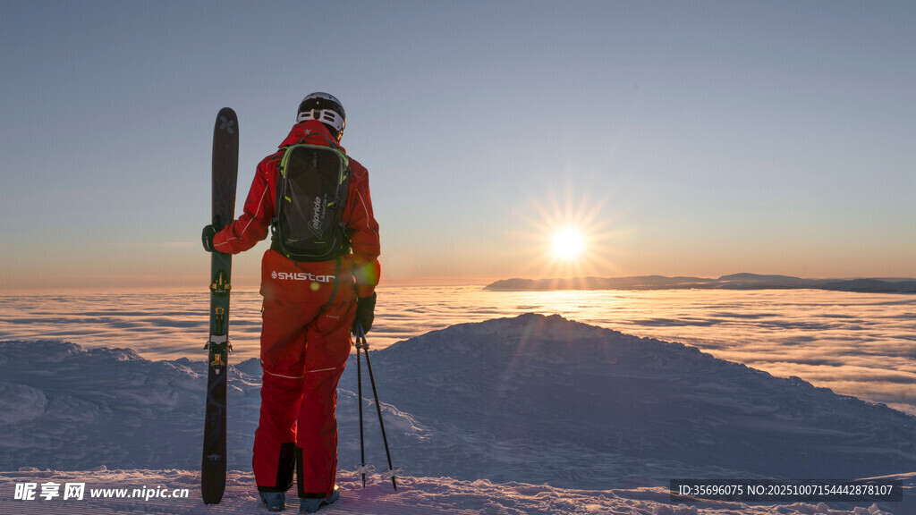 登山者于山顶迎日出