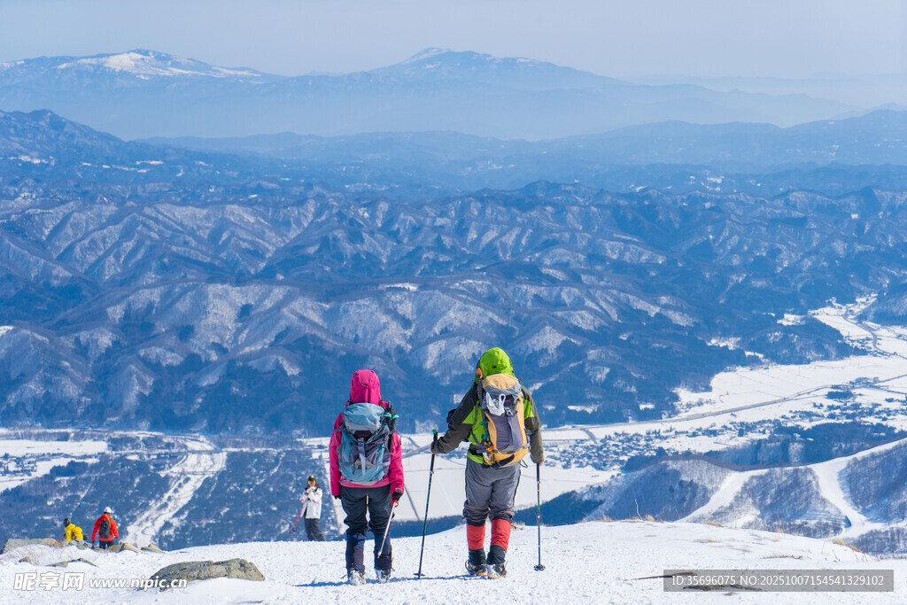 雪山之巅的徒步旅行者