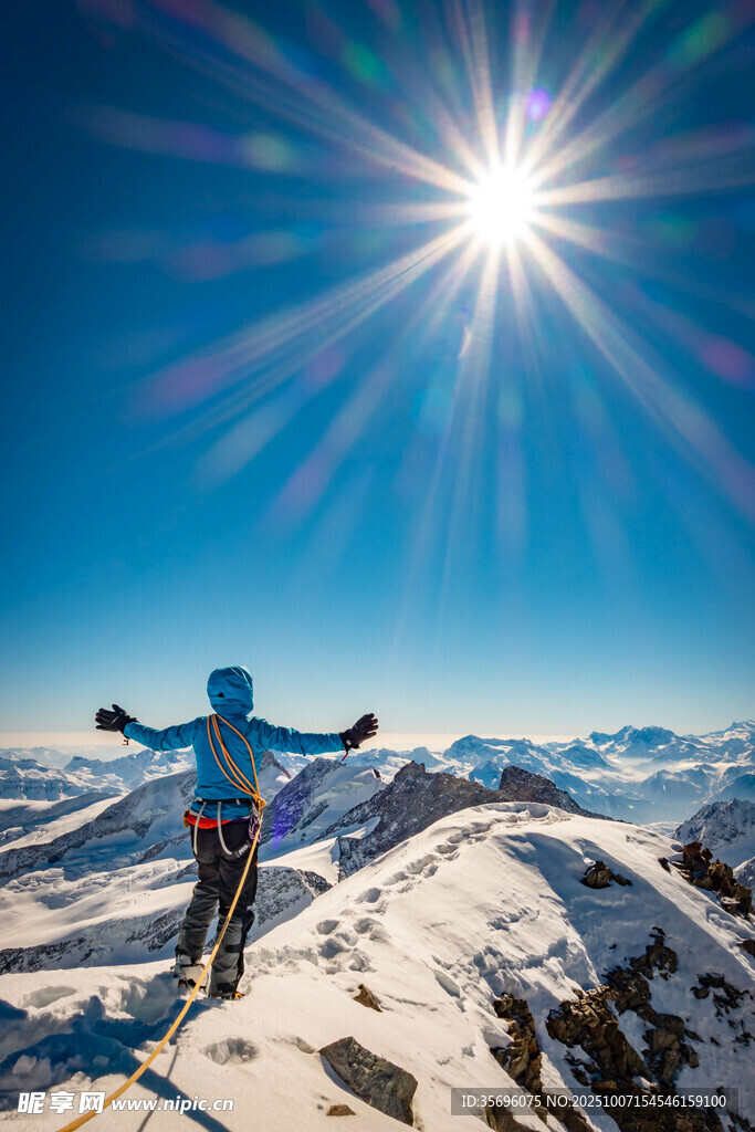 雪山之巅的自由滑雪者