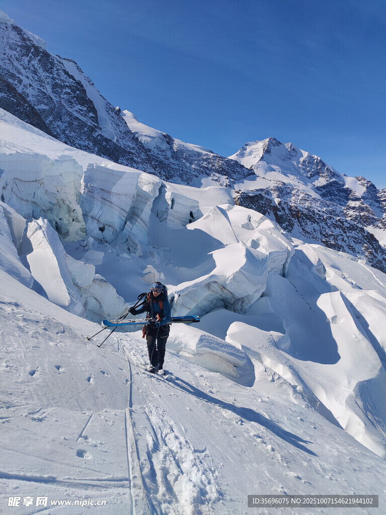 徒步者在雪山冰川间前行