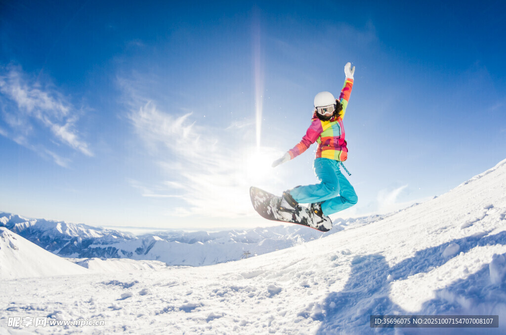 女子雪坡腾空滑雪英姿