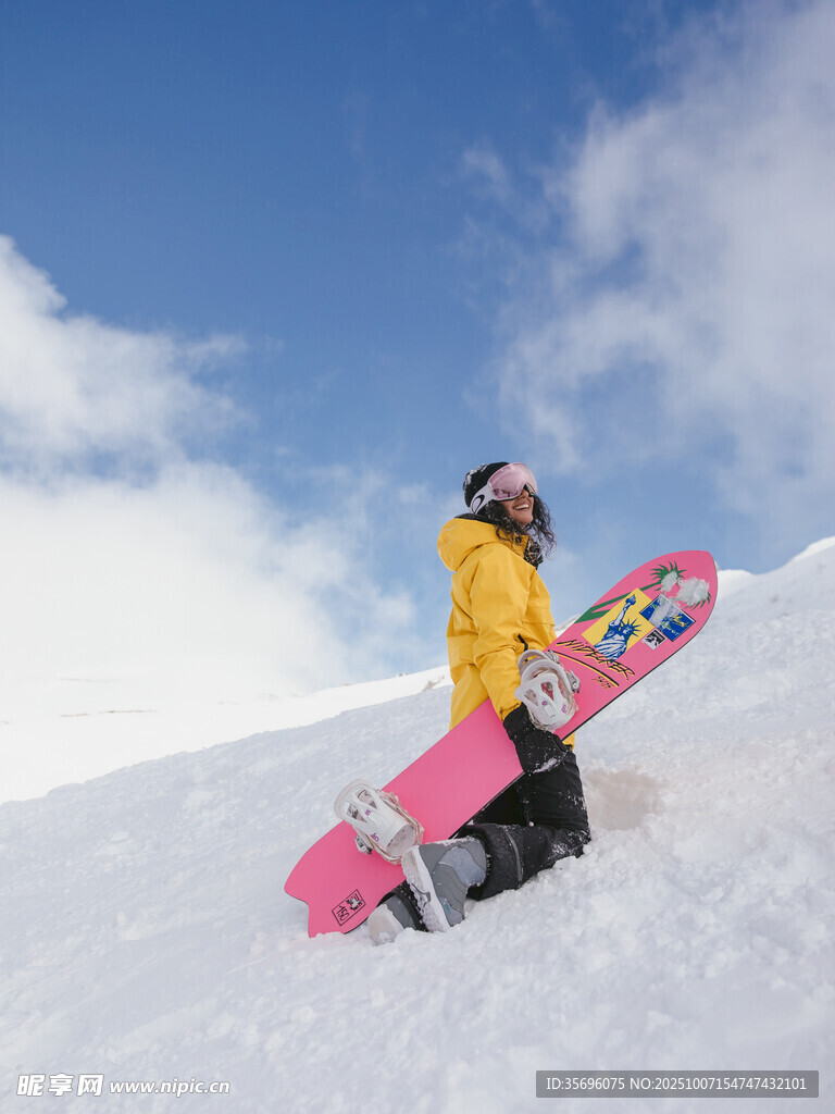 雪地单板少女的酷炫瞬间