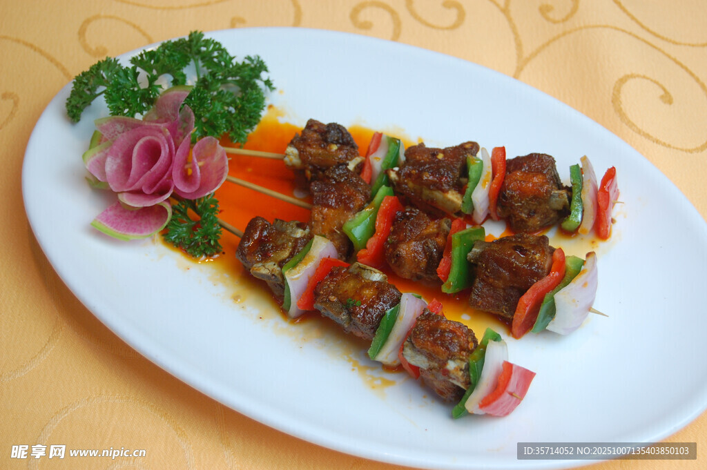 美味蔬菜牛肉串摆盘精美
