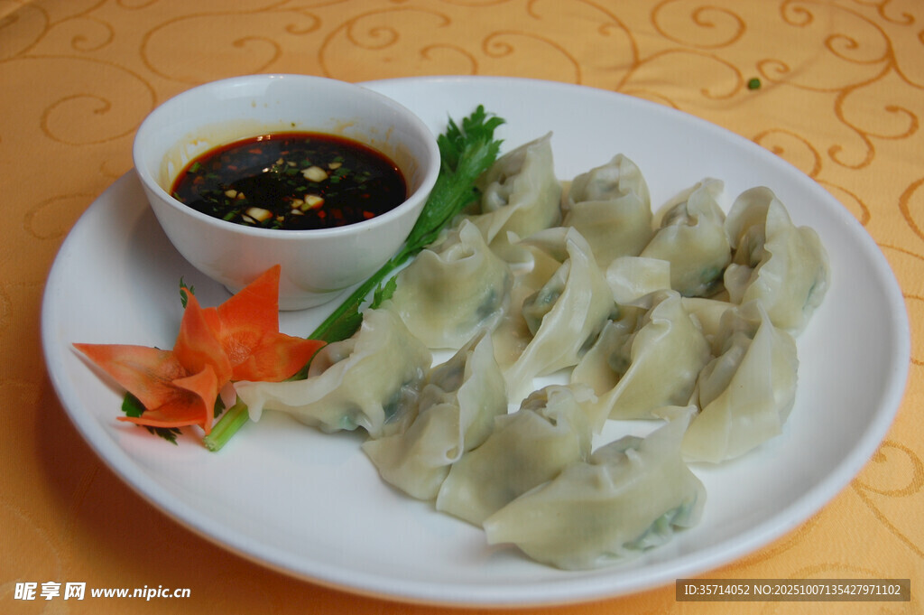 美味蘸汁饺子摆盘精致