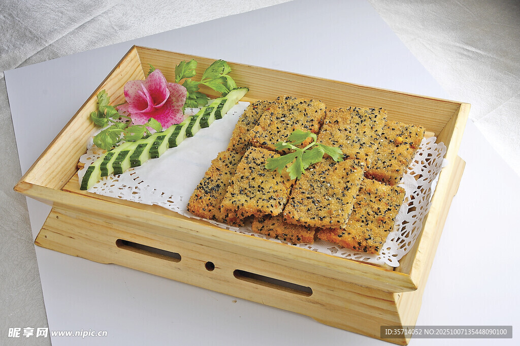 竹盘盛放的美味特色糕点