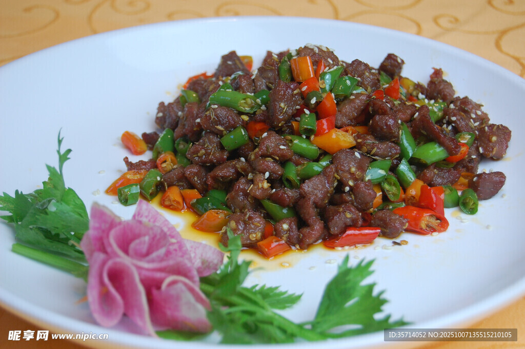 彩椒炒牛肉粒摆盘精致
