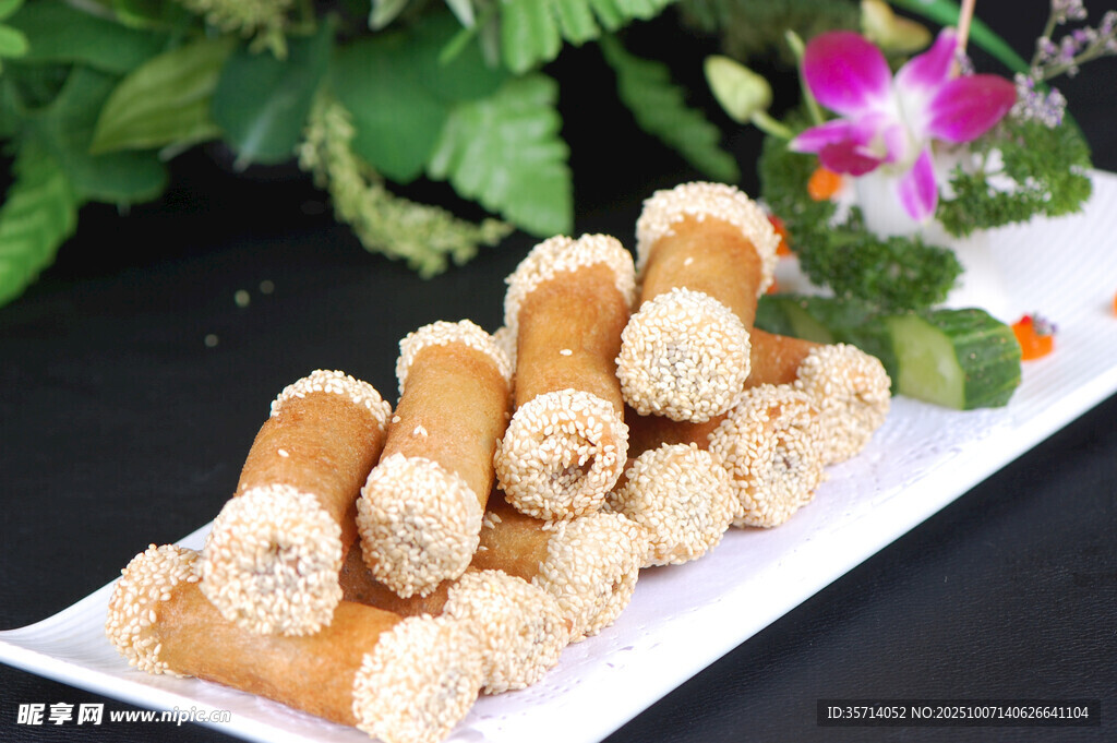 香酥芝麻球摆放在白盘上