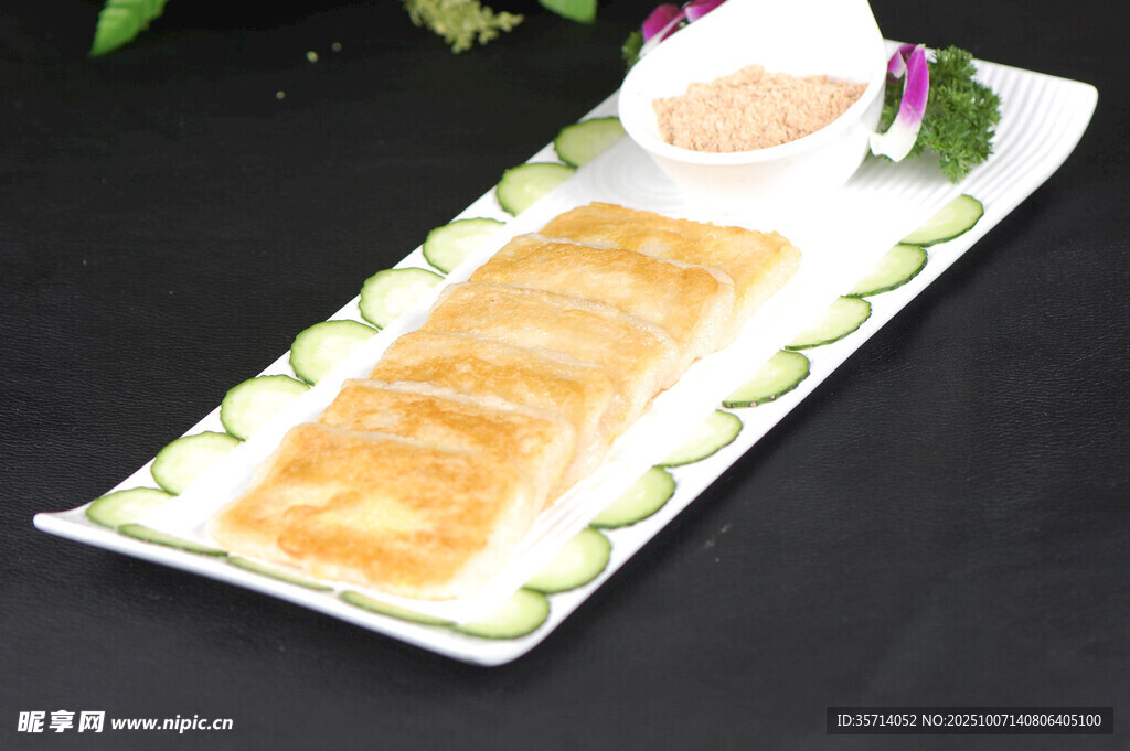 美味香酥煎饼摆于盘中