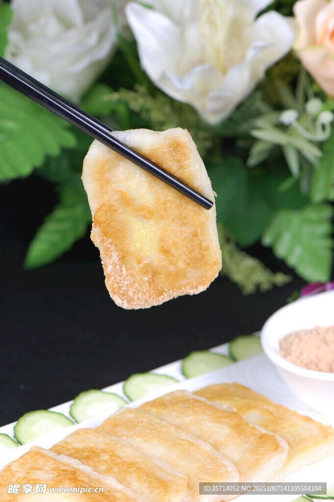 筷子夹起金黄美味豆腐