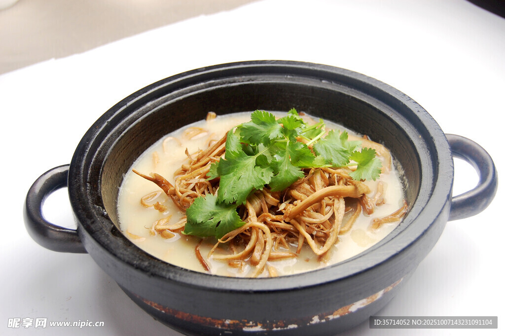 砂锅菌菇汤面