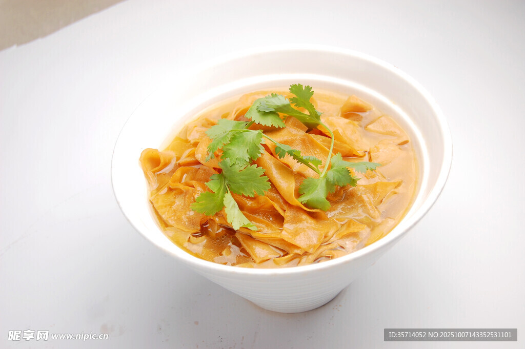 美味南瓜浓汤配香菜点缀