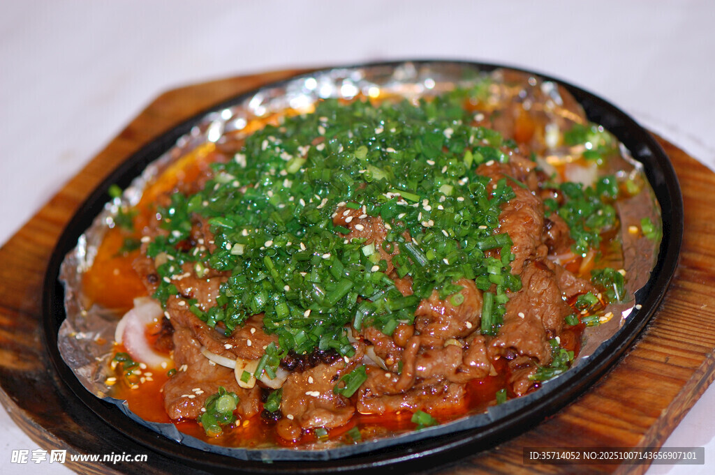 美味撒葱牛肉菜肴